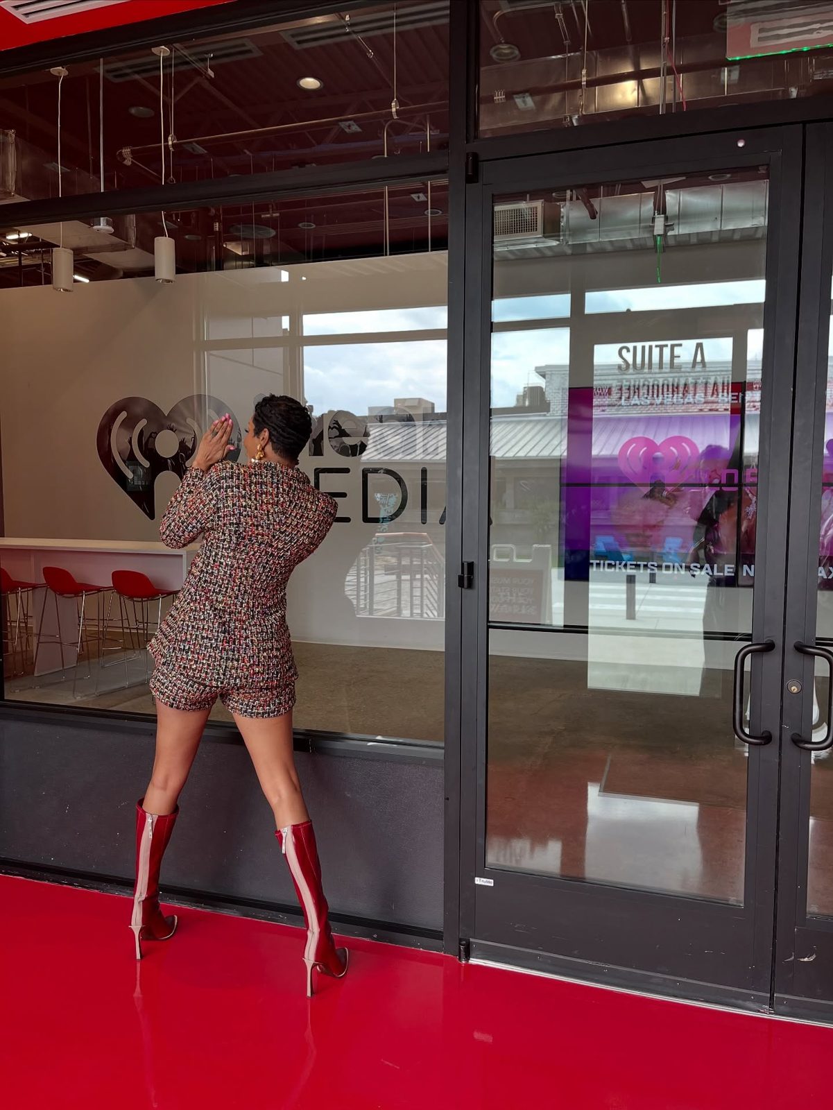 Red carpet, red bottoms.